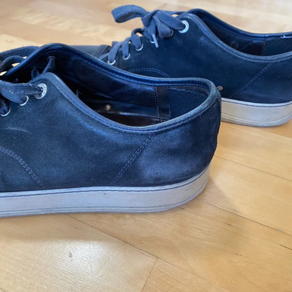 Tjena! Säljer nu dessa navy blue lanvin skor med shiny captoe. Skorna är storleken UK8 vilket motsvarar ungefär storlek 43. Skorna har några defekter på captoen och lagad innersula men utöver det är skorn i bra skick. Skriv vid minsta frågor🙌. Skor.
