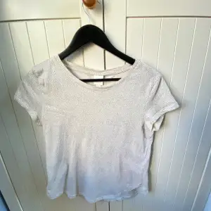 Basic-T-shirt från H&M i storlek XS. Nytvättad och redo för användning. Finns att hämta i Göteborg eller kan skickas.   Pris: 9kr.