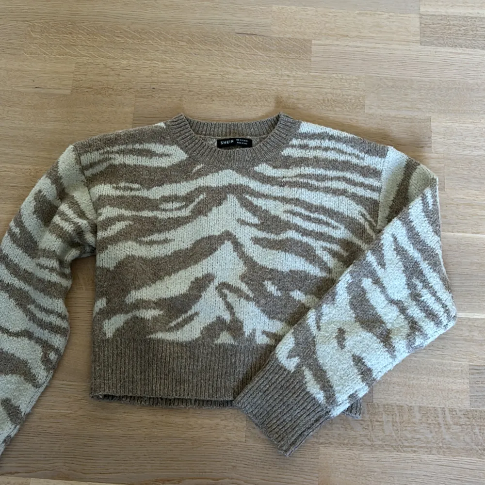 Storlek:S, leopardmönster, kort, stickad tröja, varm, vitt och beige. Stickat.