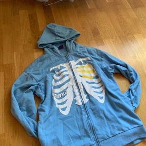 Verblee Skeleton zip - As fet y2k hoodie, baggy i passformen passar nog 175-185 Kom DM med prisförslag