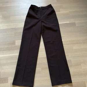 Bruna kostymbyxor  - Storlek:34, bra skick, mörk bruna, kostymbyxor