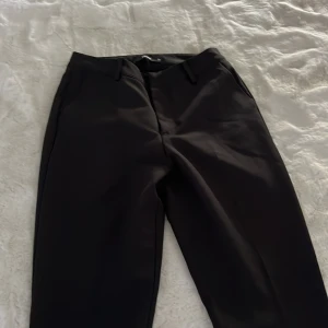 Kostym byxor  - Oanvända kostym byxor från bik bok hög midjade 