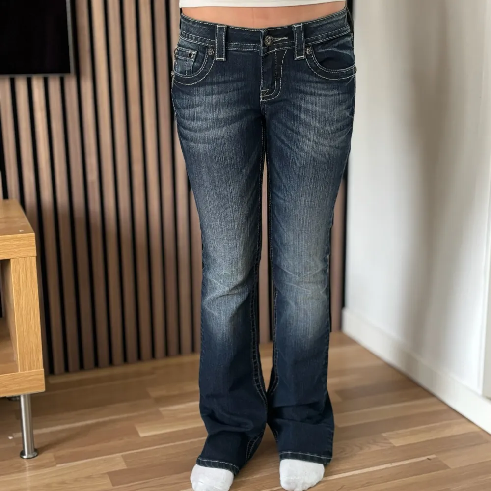 Lågmidjade bootcut jeans från Miss Me. Unika fickor med snygga detaljer. Perfekt skick. Mått: Innerbenslängd: 83cm   Midjemått rakt över: 36cm Midjemått: 76cm Modellen är 166cm lång. Skriv gärna ifall du har några frågor! 💗. Jeans & Byxor.