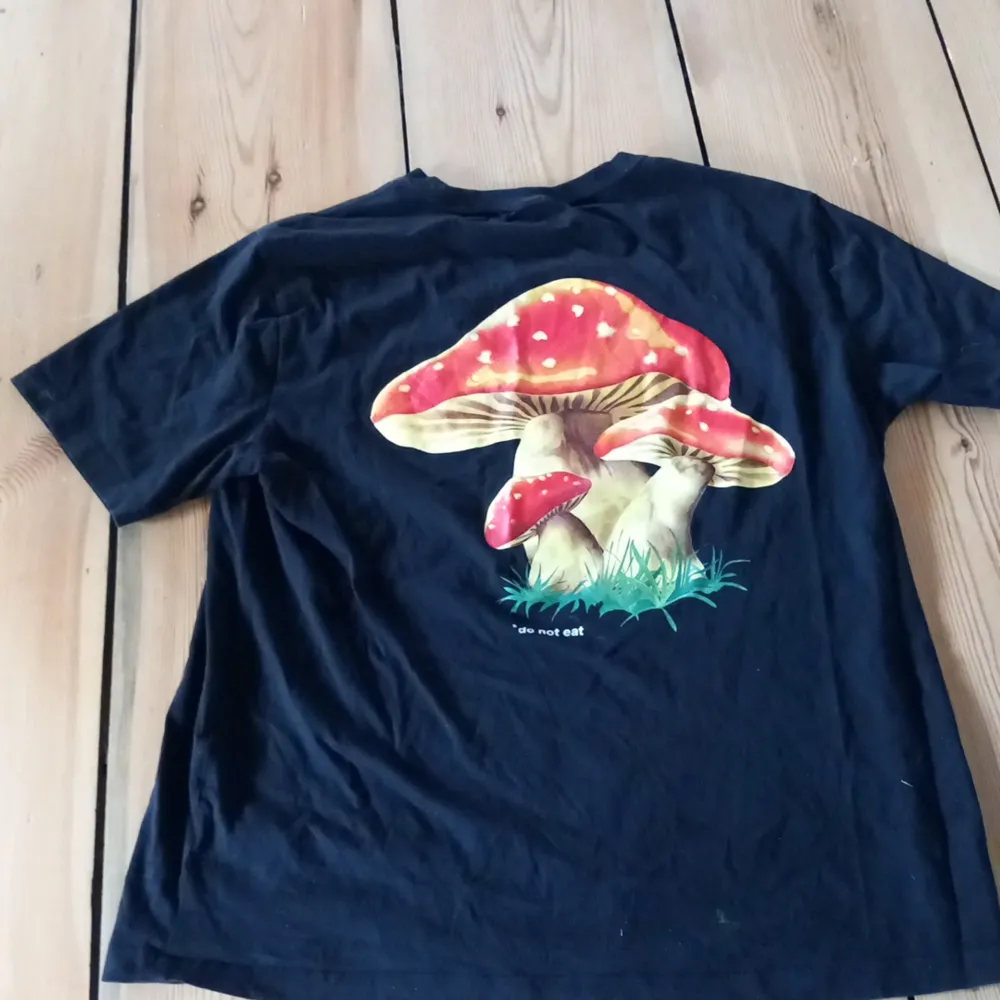 !!TRYCK INTE PÅ KÖP NU!! T-shirt med svamp tryck köpt från h&m :*¨༺ ♱✮♱ ༻¨*:·. T-shirts.
