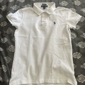 Ralph lauren pike - Tröjan är bra skick  Tröjan sitter ganska tight för mig då jag väger 64kg och är 171
