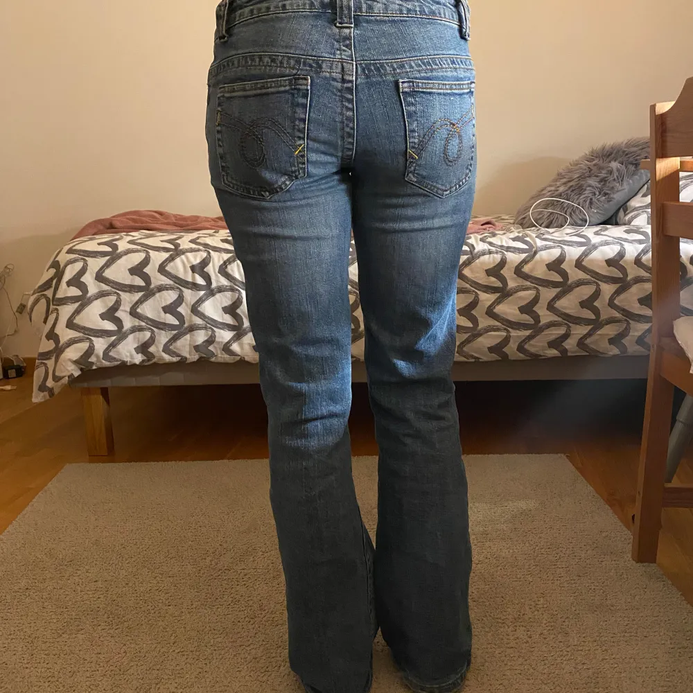 Jättefina Lågmidjade bootcut jeans med fina fickor, bra skick, lite slitna längst ned, står strl 38 men skulle säga att de är i strl 36 (som även hon på bilden har i vanliga fall), längd 97, innerben 77, midja (rakt över) ca 40💗. Jeans & Byxor.