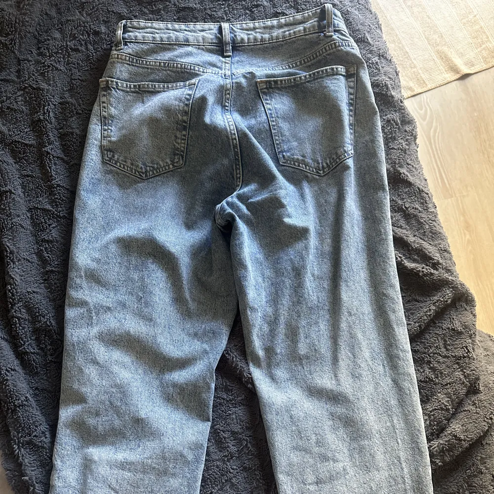 Väl använda, men i gott skick  Normala i storleken  Inga synliga skavanker . Jeans & Byxor.