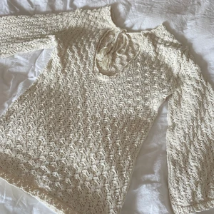 strandklänning  - säljer min superfina strandklänning från HM, jättefin med öppen rygg och lite kortare miniklänning. Helt slutsåld och sälj i storlek M men passar s/xs