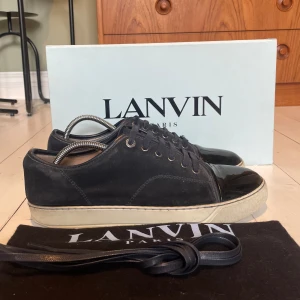 Lanvin skor  - Hej! Säljer nu dessa super schyssta lanvin skor. Skorna är i fint skick 7,5/10. Med skorna medföljer dustbag och extra skosnören 
