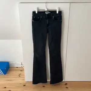 Säljer mina svarta bootcut jeans från lager 157 pga för långa för mig🥰, strl xs, full length. Kom privat för frågor eller funderingar!