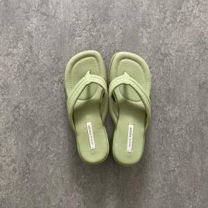 gröna sandaler / tofflor från ”design by Mariam” i storlek 38-39! oanvända  💚 köparen står för frakt