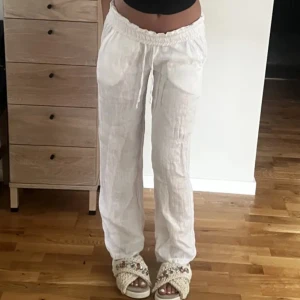 Chelsea linnebyxor  - Aldrig använda, de första två bilderna e lånade men de sitter exakt likadant, passar S/M, köpta för 599kr
