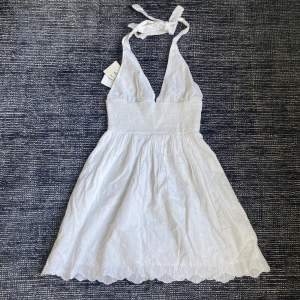 Säljer denna superfina klänningen från zara perfekt till sommaren!!🤩🤩 klänningen är helt ny med lappar kvar alltså har den inga defekter💕