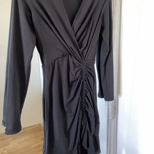 Svart klänning  - Svart klänning, lite nopprig 