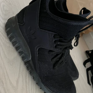 Adidas skor  - Adidas skor i mycket fint skick. Säljer pga för små. Storlek 42 2/3 herr. 