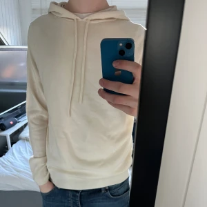 Tiger of Sweden nakkne merinoull hoodie  - Fin merinoulls hoodie från tiger. Nypris 1599kr. Använd fåtal gånger utan defekter. 