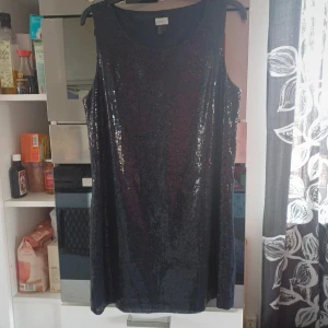 Klänning/tunika utan ärmar - I fint skick Paljetter