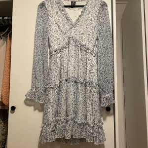 Vero Moda klänning  - Jättefin sommarklänning från vero moda. Aldrig använd. 