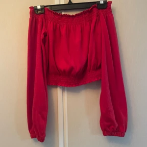 Crop Top - Långärmad crop top, off shoulder röd Jättefin, mycket bra skick