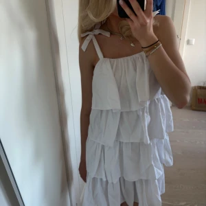 Volangklänning  - Superfin volangklänning som är helt perfekt till tex studenten eller midsommar 😍 aldrig använd 
