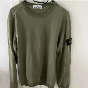 Säljer en stilren grön stone island tröja i storlek Medium. Använd en del gånger men är i fräscht skick (8/10).   Säljer för 800 men är öppen för bud vid smidig affär.