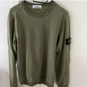 Stone island tröja - Säljer en stilren grön stone island tröja i storlek Medium. Använd en del gånger men är i fräscht skick (8/10).   Säljer för 800 men är öppen för bud vid smidig affär.