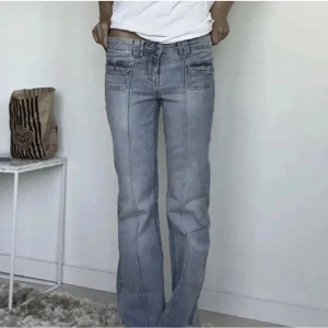 Cargo jeans - Funderar på att sälja dessa helt slutsålda cargo jeansen då dom ej kommer till användning. (Tredje bilden är lånad av hon jag köpte av) inga slitningar utan i nyskick❤️ jag är 170 och dom är lite för långa för mig