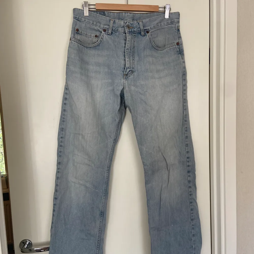 Bootcut jeans i jättefin ljusblå tvätt. Köpt på herravdelning.  Storleken är mer som en W30. . Jeans & Byxor.