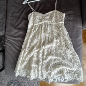 Vit klänning  - Fin klänning, storlek 40 avtagbara axelband 