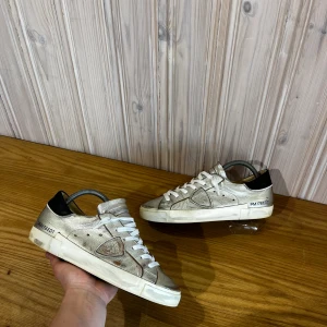 Philippe model - Hej! Säljer dessa PHILIPPE MODEL (PM/78 EDT) skor i storlek 40-41 Skorna är i bra skick 