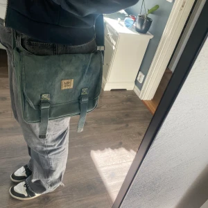Noa noa väska  - Köpt secondhand i ganska bra skick, är sönder på något litet ställe kan skicka bild på de💕