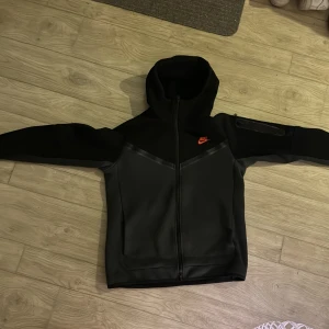 Nike tech fleece - Fin Nike tröja har haft den 1 månad men nästan aldrig använd  Storlek: S  Skriv om det är några funderingar  inga tecken på användning Pris kan diskuteras vid snabb affär   Ny pris 1299kr  