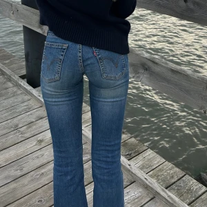 Levis jeans  - Säljer pågrund utav att den börjar bli försmå annars älskar jag dom, lågmidade levis jeans.