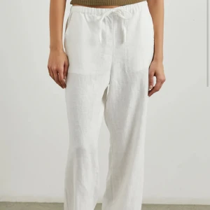 Linnebyxor  - Vita linnebyxor ifrån Rails, aldrig använda har lappar på sig! Nypris:1900kr