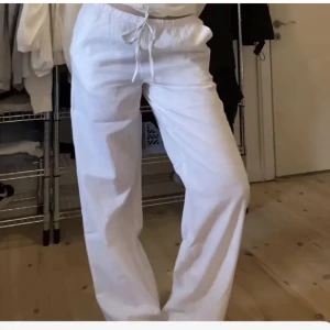 Linnebyxor  - Säljer mina linnebyxor från Gina Tricot i storlek xs, prislappen avtagen men bara använda en gång, säljer då jag inte tyckte om modellen. (första bild lånad) 