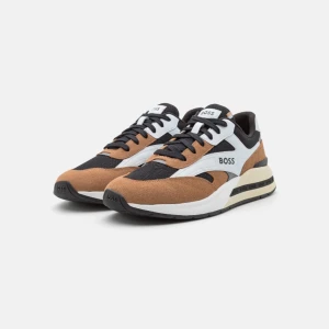 Hugo boss skor - Ett par fräscha hugo boss dojor använt ett par gånger. Säljer pågrund av att den inte passar längre. Hoppas verkligen någon annan hittar kärlek till dessa skor.