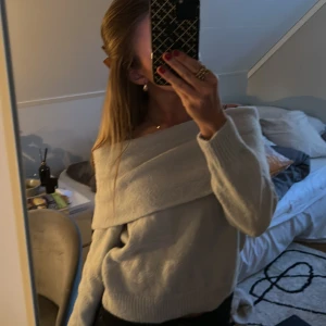 Of shoulder tröja - Säljer denna super snygga of shoulder tröjan då den itne kommer till någon användning💗💗💗 kontakta mig vid frågor eller mer bilder 