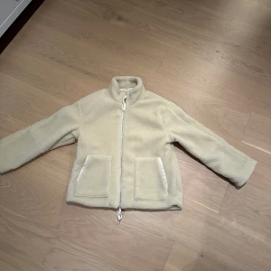 Teddy jacka säljes  - Säljer min oanvända Teddy tacka då den var för kort i armarna, storlek S men kort i ärmarna så passar någon med korta armar även en person med st xs, bara provad på och inget fel på den i övrigt 