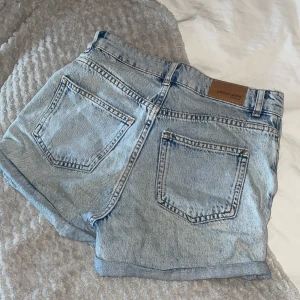 jeans shorts - fina jeansshorts från gina som är försmå för mig storlek 32/xs