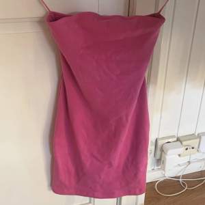 rosa tub klänning ifrån zara, utan axelband! Endast testad och aldrig använd🩷