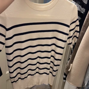 Zara tröja - Säljer min randiga zara tröja, den är i bra skick och jätte skön. Skriv privat om ni vill ha fler bilder💕.