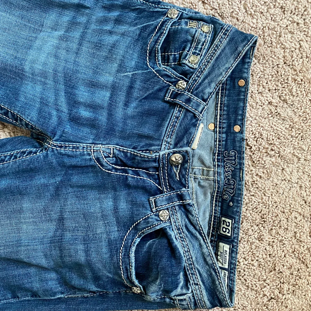 Säljer mina skit snygga miss me jeans då de inte längre kommer till användning. De är i bra skick förutom lite slitning längst ner vid benet (se bild)  och endast andvända ett fåtal gånger.  Innerbenslägd: 83cm Midjemått: 34cm. Jeans & Byxor.