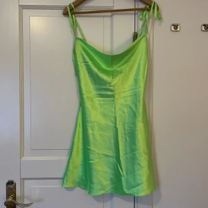 Kort klänning - Flyttrensning!! Allt på min sida doneras i slutet av veckan. Hör av dig om nåt är intressant, kom med eget rimligt prisförslag, bra paketpris kan lösas💕  Figursydd och faller så fint. Lyser under uv lampa