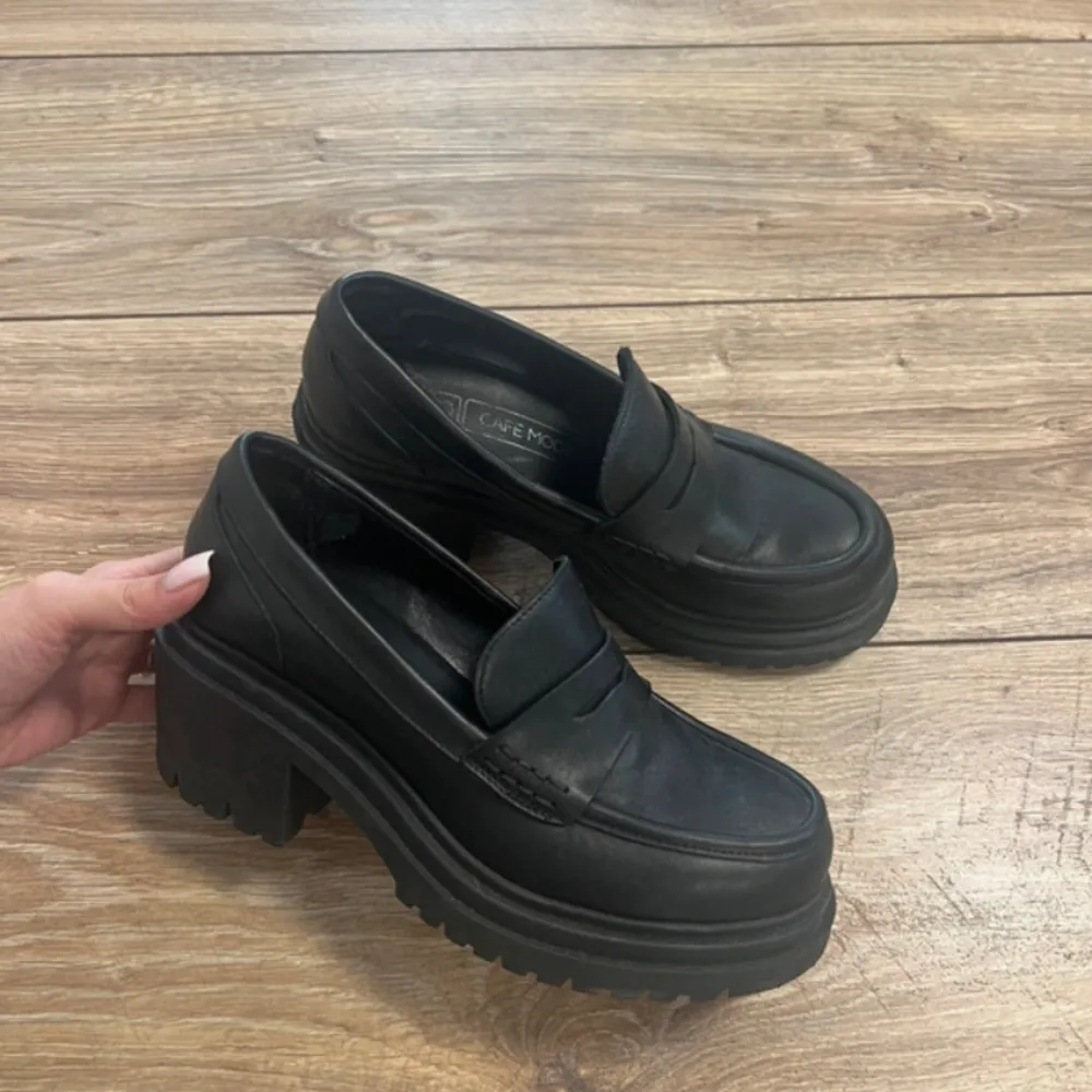 Jättefina loafers i läder med plattform och liten blockklack, från märket Café Moda☺️. Skor.
