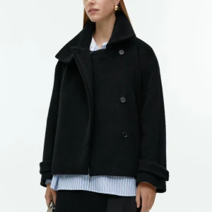 Arket kappa  - Säljer min fina vår/höst från arket i svart som tyvärr inte kommer till användning längre  Den passar till allt.  Nypris 1800 🫶🏽