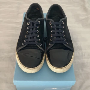 Lanvin Cap toe - Tja, säljer nu ett par fräscha lanvins i Uk 8 som ungefär motsvarar 42-43. Skorna i sig är i fint skick dock så är det en liten skada inuti skon som ni ser på en av bilderna, mockan är också lite sliten så skulle säga att skicket på skorna är 7,5/10!