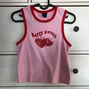 Rosa topp - En supersöt rosa topp från Urban Outfitters, helt oanvänd, endast provat i butik. Sitter som en storlek S (stretchigt). (BVSA) pris kan sänkas vid snabb affär. Köparen står för frakt, finns katt i hemmet!