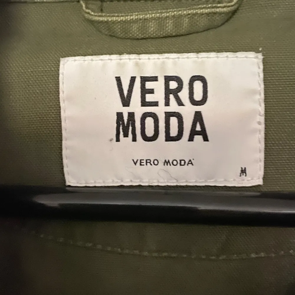 Grön vero moda jacka i storlek M men känns mer som S. Är gammal men i gott skick. Gjord av 100% ull.. Jackor.