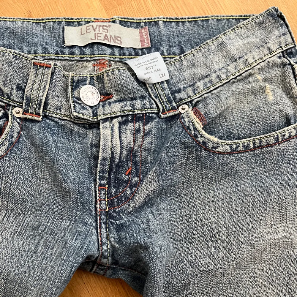 Vintage jeans, Superfint skick inte slitna någonstans, tåligt jeanstyg. De är väldigt små i storleken skulle säga att de sitter som en W 26 Midjemått: 37 cm (rakt över) innerbenslängd: 80 cm. Farkut & Housut.