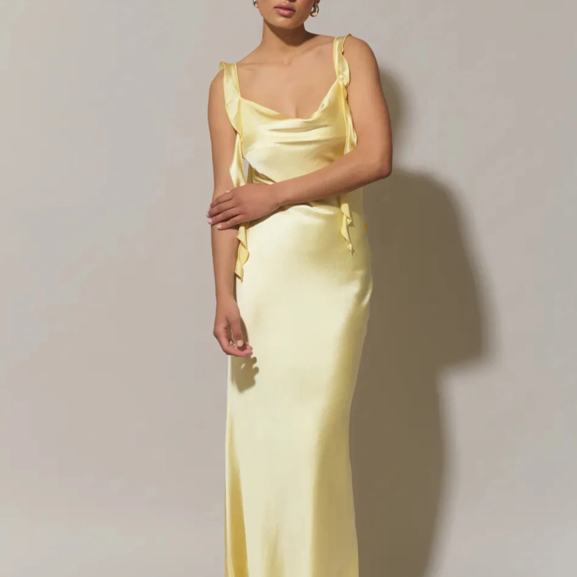 Gul satinklänning  - 92